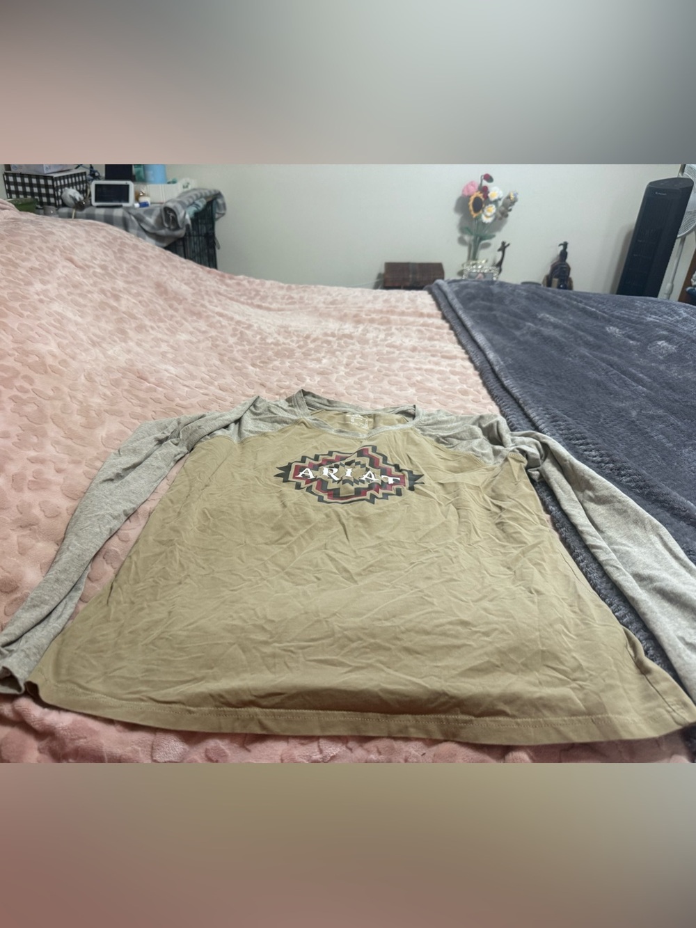 Ariat Women’s Tan Gray Western Graphic Logo Long Sleeve Crew Neck Tee Sz XL